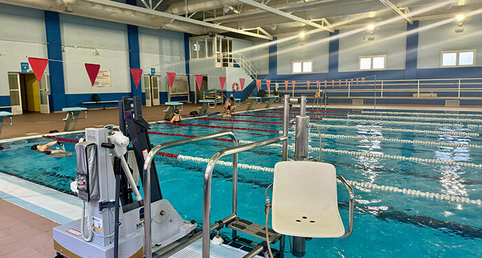 La piscina cubierta Silvia Lara ya cuenta con elevador móvil para personas con movilidad reducida