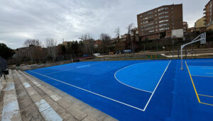 La pista deportiva al aire libre del Barranco del Alamín ya luce como nueva tras renovar el vallado y la pintura