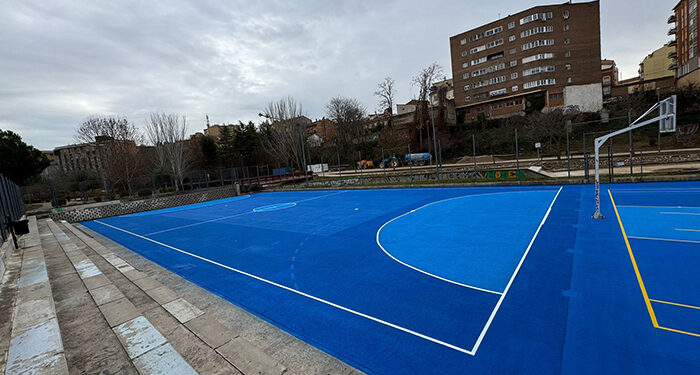 La pista deportiva al aire libre del Barranco del Alamín ya luce como nueva tras renovar el vallado y la pintura 1 La pista deportiva al aire libre del Barranco del Alamín ya luce como nueva tras renovar el vallado y la pintura