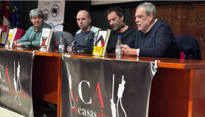 Lleno absoluto en la vivisección del fenómeno Carmen Mola en el Festival de las Casas Ahorcadas