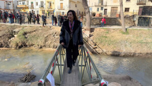 Margarita Robles infunde ánimos a los vecinos de Mira y les asegura que “pueden contar con las Fuerzas Armadas, siempre”