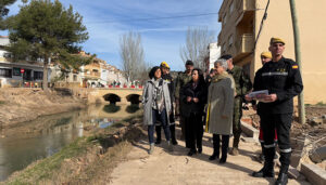Margarita Robles infunde ánimos a los vecinos de Mira y les asegura que “pueden contar con las Fuerzas Armadas, siempre”