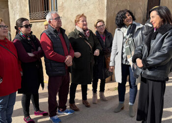 Margarita Robles infunde ánimos a los vecinos de Mira y les asegura que “pueden contar con las Fuerzas Armadas, siempre”