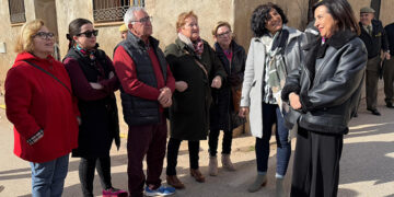 Margarita Robles infunde ánimos a los vecinos de Mira y les asegura que “pueden contar con las Fuerzas Armadas, siempre”