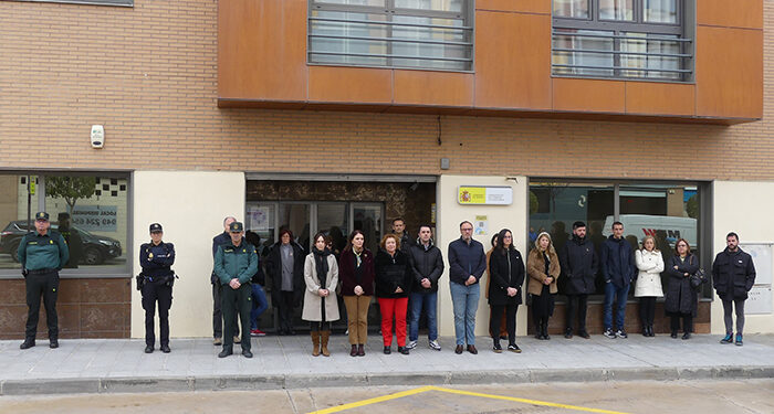 Minuto de silencio en la Subdelegación del Gobierno de Guadalajara tras la confirmación de un nuevo caso de asesinato por violencia de género 1 Minuto de silencio en la Subdelegación del Gobierno de Guadalajara tras la confirmación de un nuevo caso de asesinato por violencia de género