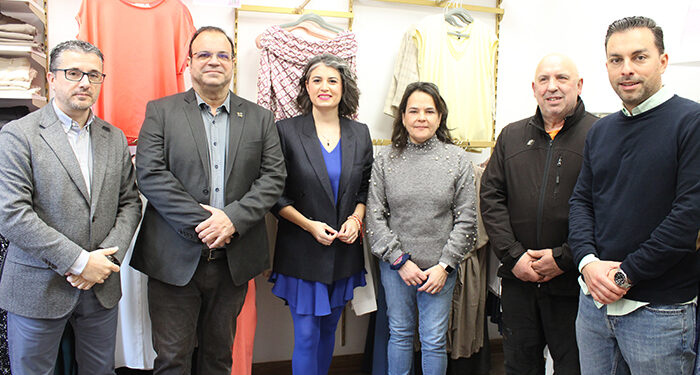 Nelida Calvo realiza las compras del premio de los 1.500 euros del Doble, doble de Navidad en los comercios asociados a FEDECO