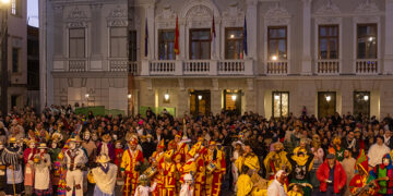 Pedro Solís pregona la llegada del Carnaval a Guadalajara junto a más de 40 botargas de toda la provincia