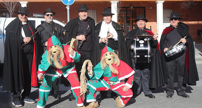 San Blas llegó a Cabanillas con cigüeña, botargas, procesión y dulces