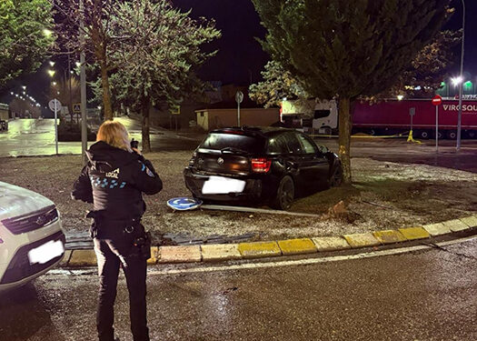 Un conductor tiene un accidente en la Avenida del Mediterráneo de Cuenca y se da a la fuga: un familiar lo identifica 1 Un conductor tiene un accidente en la Avenida del Mediterráneo de Cuenca y se da a la fuga un familiar lo identifica