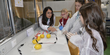 Un millar de escolares de la región buscan la chispa de la ciencia en los laboratorios de la UCLM