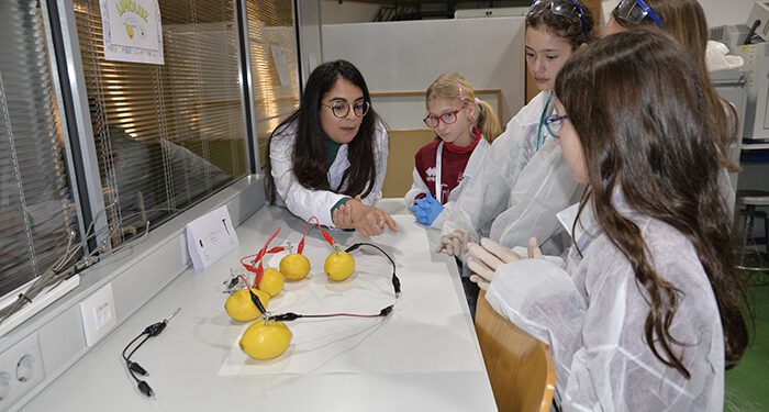 Un millar de escolares de la región buscan la chispa de la ciencia en los laboratorios de la UCLM 1 Un millar de escolares de la región buscan la chispa de la ciencia en los laboratorios de la UCLM