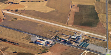 Una avioneta sufre un accidente al aterrizar en Casas de los Pinos: hay dos personas heridas