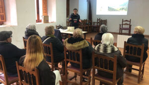 Vecinos de El Recuenco participan en una actividad de salud comunitaria para mejorar su alimentacion saludable