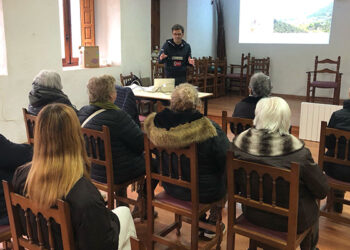 Vecinos de El Recuenco participan en una actividad de salud comunitaria para mejorar su alimentacion saludable