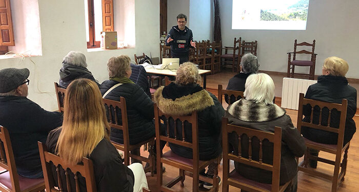 Vecinos de El Recuenco participan en una actividad de salud comunitaria para mejorar su alimentacion saludable