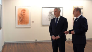 Vega visita la exposición de los premios Provincia de Guadalajara de dibujo y fotografía, que seguirá abierta hasta el 15 de febrero