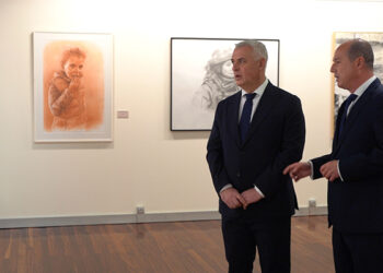 Vega visita la exposición de los premios Provincia de Guadalajara de dibujo y fotografía, que seguirá abierta hasta el 15 de febrero