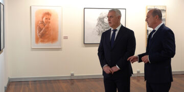Vega visita la exposición de los premios Provincia de Guadalajara de dibujo y fotografía, que seguirá abierta hasta el 15 de febrero