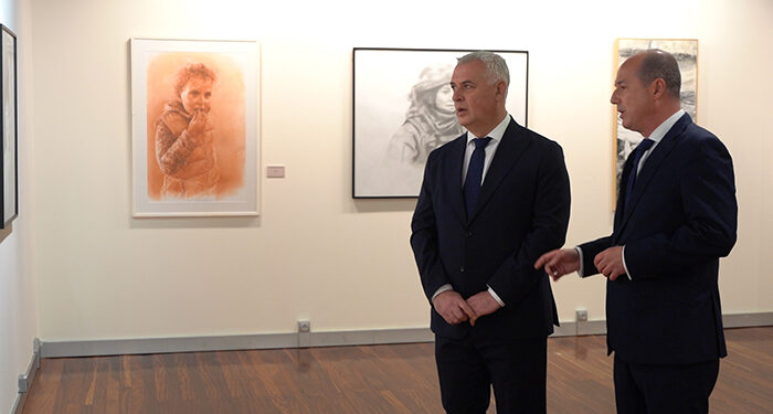 Vega visita la exposición de los premios Provincia de Guadalajara de dibujo y fotografía, que seguirá abierta hasta el 15 de febrero