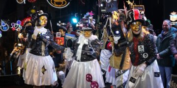 La lluvia en el Concurso de Disfraces de adultos de Guadalajara obligó a sacar los paraguas y a acortar el desfile