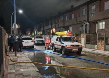 Cruz Roja y Bomberos de Guadalajara unen fuerzas para achicar agua en sótanos de chalets en La Chopera