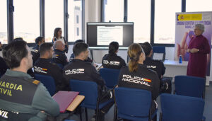 Agentes de las Fuerzas y Cuerpos de Seguridad del Estado y de Protección Civil de Cuenca se forman en el Plan Director para Centros Educativos