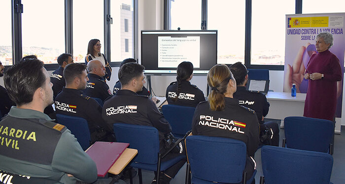 Agentes de las Fuerzas y Cuerpos de Seguridad del Estado y de Protección Civil de Cuenca se forman en el Plan Director para Centros Educativos