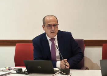 Alberto Rojo lamenta que Guarinos se oponga a que “recibamos 5.000 millones por la quita de la deuda y a destinarlos a educación y sanidad” Alberto Rojo lamenta que Guarinos se oponga a que “recibamos 5.000 millones por la quita de la deuda y a destinarlos a educación y sanidad”