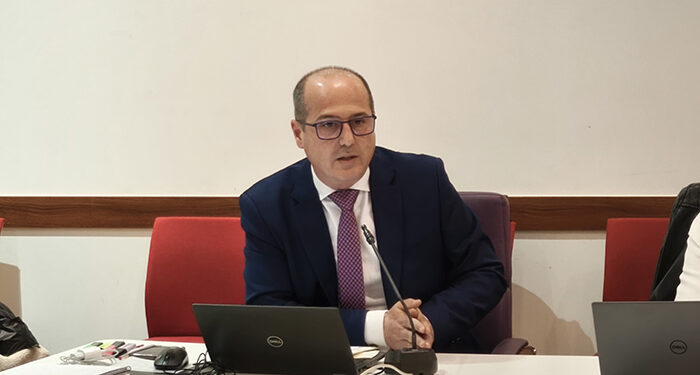 Alberto Rojo lamenta que Guarinos se oponga a que “recibamos 5.000 millones por la quita de la deuda y a destinarlos a educación y sanidad” 1 Alberto Rojo lamenta que Guarinos se oponga a que “recibamos 5.000 millones por la quita de la deuda y a destinarlos a educación y sanidad”