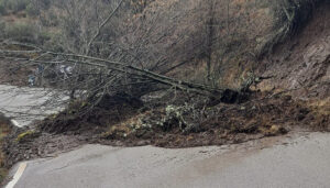 Cortada la CM-10 por balsa de agua y la GU-211 entre Palancares y Valverde de los Arroyos por rocas y barro