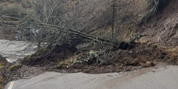 Cortada la CM-10 por balsa de agua y la GU-211 entre Palancares y Valverde de los Arroyos por rocas y barro