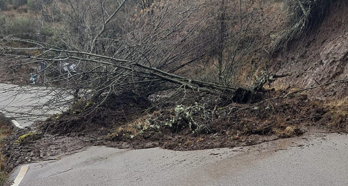 Cortada la CM-10 por balsa de agua y la GU-211 entre Palancares y Valverde de los Arroyos por rocas y barro
