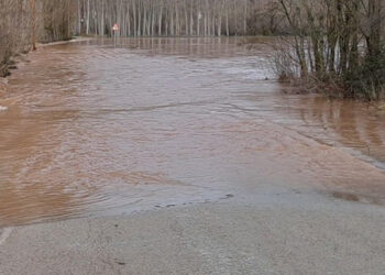 Cortada la GU-159, en Pinilla de Jadraque, por una balsa de agua
