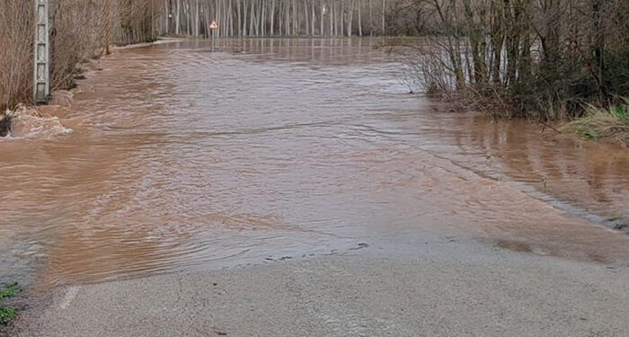 Cortada la GU-159, en Pinilla de Jadraque, por una balsa de agua
