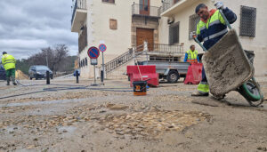 El Ayuntamiento de Cuenca actúa en la mejora del pavimento del Casco Antiguo de cara a Semana Santa