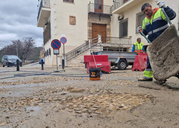 El Ayuntamiento de Cuenca actúa en la mejora del pavimento del Casco Antiguo de cara a Semana Santa