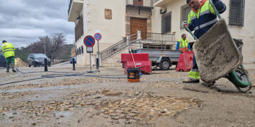 El Ayuntamiento de Cuenca actúa en la mejora del pavimento del Casco Antiguo de cara a Semana Santa