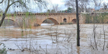 El Ayuntamiento de Guadalajara incrementa la vigilancia sobre el río Henares ante la crecida del caudal que se encuentra en nivel rojo