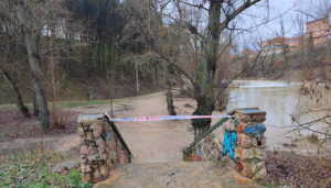 El Ayuntamiento de Cuenca mantiene cerrados los accesos al río Júcar ante el desembalse de La Toba