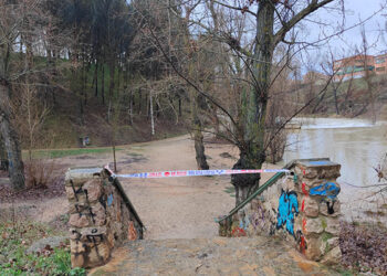 El Ayuntamiento de Cuenca mantiene cerrados los accesos al río Júcar ante el desembalse de La Toba