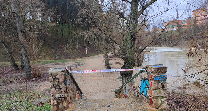 El Ayuntamiento de Cuenca mantiene cerrados los accesos al río Júcar ante el desembalse de La Toba