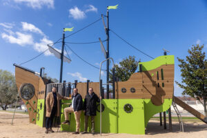 El Parque de la Sanchica estrena nueva área de juegos infantiles con un gran barco pirata y columpios inclusivos