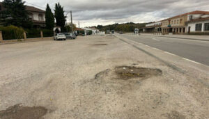 El alcalde de El Picazo pide el arreglo “urgente” de la entrada al municipio desde la N-310, “los socavones son un auténtico peligro”