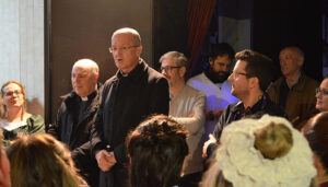 El obispo de Sigüenza-Guadalajara y religiosos de CONFER, visitan el musical del Grupo de Teatro de Salesianos Guadalajara, La Bella y la Bestia