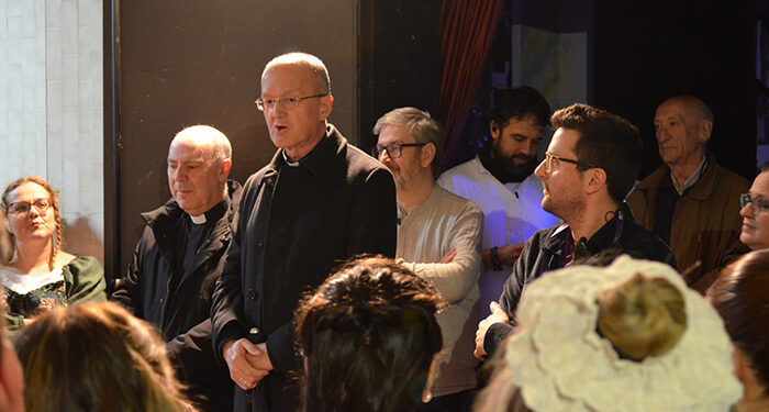 El obispo de Sigüenza-Guadalajara y religiosos de CONFER, visitan el musical del Grupo de Teatro de Salesianos Guadalajara, La Bella y la Bestia