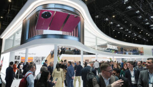 Huawei presenta en el MWC 2025 el primer smartphone triple plegable del mundo