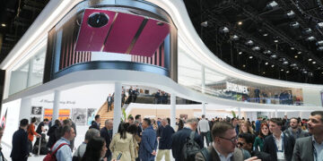 Huawei presenta en el MWC 2025 el primer smartphone triple plegable del mundo