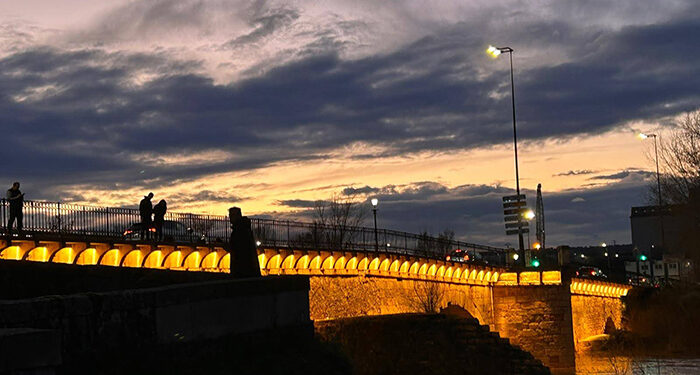 El Puente Árabe de Guadalajara se convierte en el lugar perfecto para inmortalizar la crecida del Henares