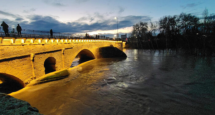 El Puente Árabe de Guadalajara se convierte en el lugar perfecto para inmortalizar la crecida del Henares