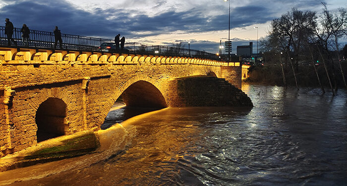 El Puente Árabe de Guadalajara se convierte en el lugar perfecto para inmortalizar la crecida del Henares
